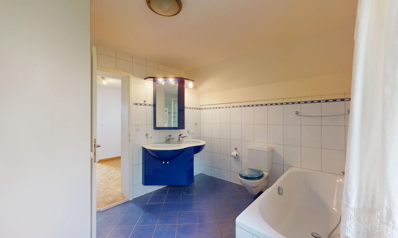 salle de bains avec salle de bain complète, bain, miroir, sol en carrelage, et mur en carrelage