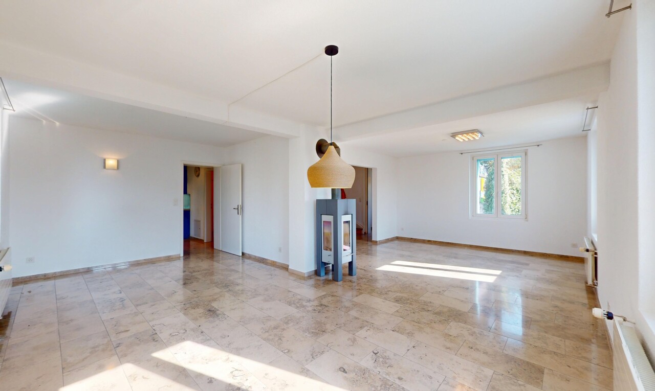 pièce vide avec cloison sèche, plinthes murales, et lumière naturelle