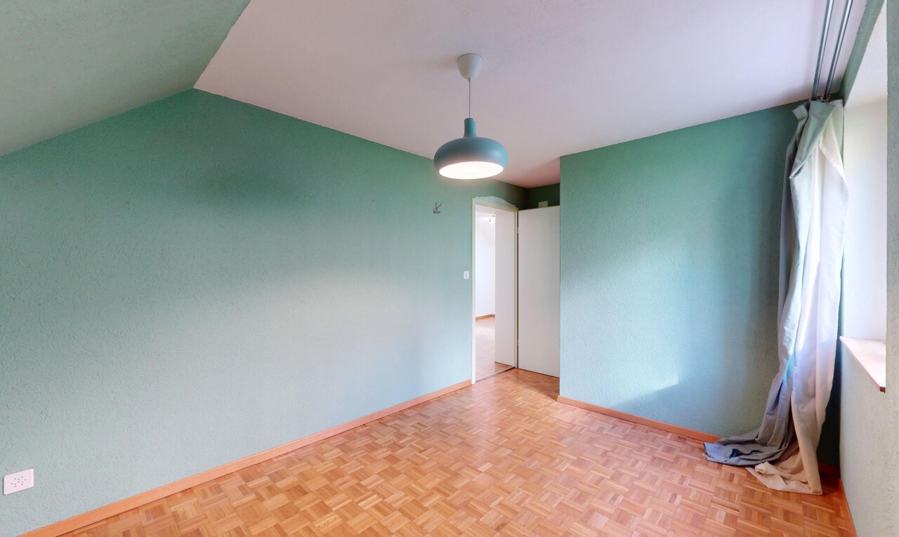 pièce vide avec cloison sèche, plafond voûté, et plinthes murales