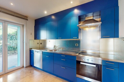 küche mit geschirrspülmaschine, ofen, dunstabzugshaube, und blaue schränke