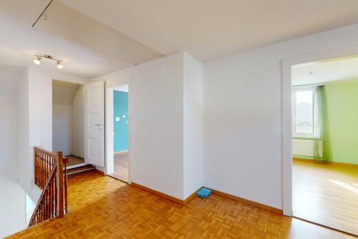 leerer raum mit gipskartonwand, natürliches licht, und sockelleisten