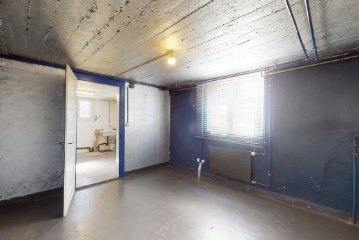 leerer raum mit natürliches licht, betonboden, niedrige decke, keller, und gipskartonwand