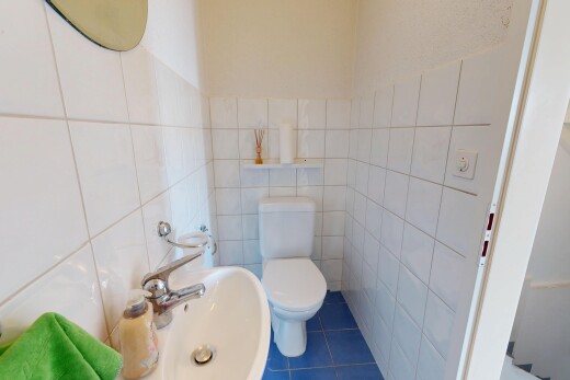 bad mit toilette, gäste-wc, fliesenboden, fliesenwand, und waschbecken