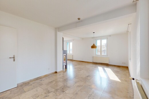 leerer raum mit gipskartonwand, natürliches licht, und sockelleisten