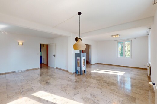 leerer raum mit gipskartonwand, natürliches licht, und sockelleisten