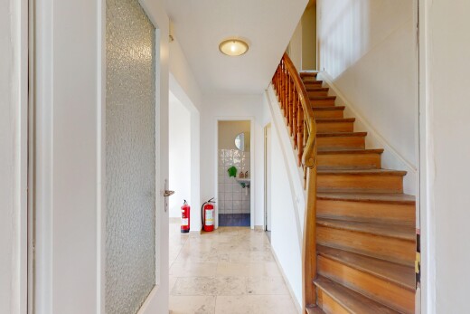 treppe mit gipskartonwand und treppen