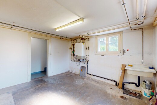 innenraum mit gipskartonwand, natürliches licht, und wasserkocher