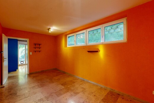 leerer raum mit gipskartonwand und natürliches licht