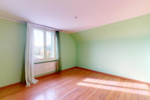 leerer raum mit natürliches licht, niedrige decke, holzfußboden, sockelleisten, und gipskartonwand