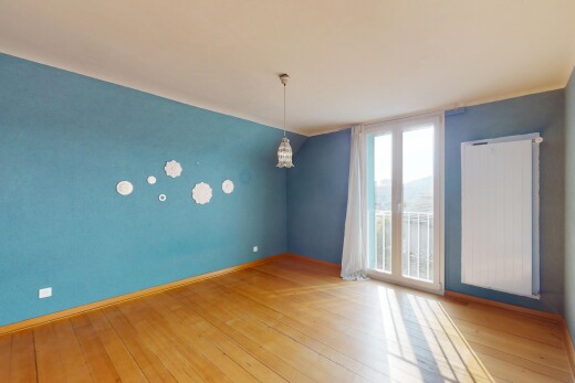 leerer raum mit gipskartonwand, natürliches licht, und holzfußboden