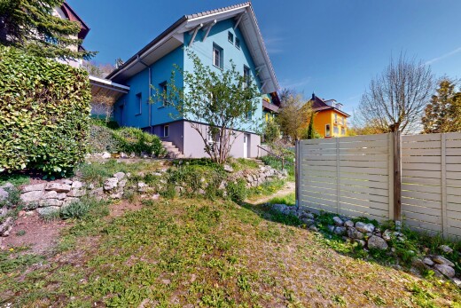 außenansicht mit stuckverkleidung und zaun