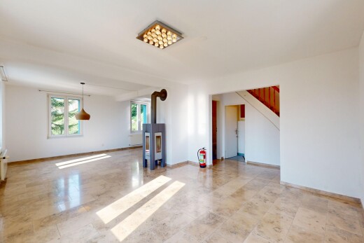 leerer raum mit gipskartonwand, natürliches licht, treppen, und sockelleisten