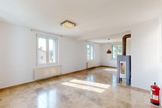 leerer raum mit gipskartonwand, natürliches licht, sockelleisten, und kühler