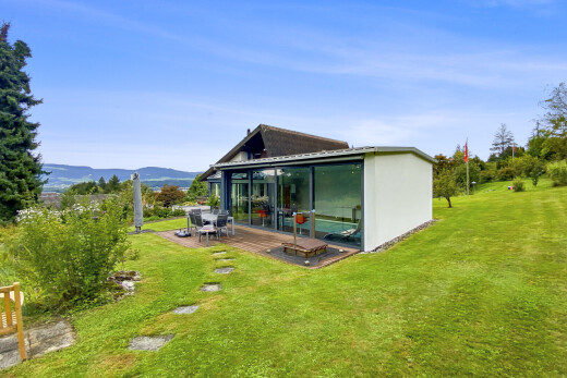 außenansicht mit rasen, day time, deck, und property visible