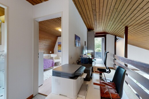 büro mit wood ceiling, holzdecke, natural light, natürliches licht, und drywall