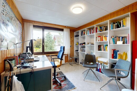 büro mit inside property, bürobereich, natürliches licht, natural light, und fernseher