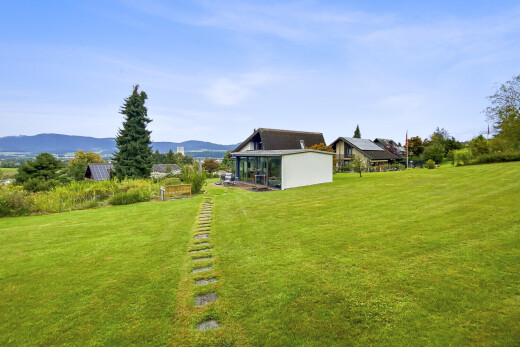 außenansicht mit property visible, rasen, day time, blick auf die berge, und mountain view