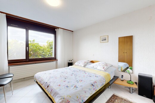 zimmer / schlafzimmer mit natürliches licht, natural light, inside property, fliesenboden, und tile floor