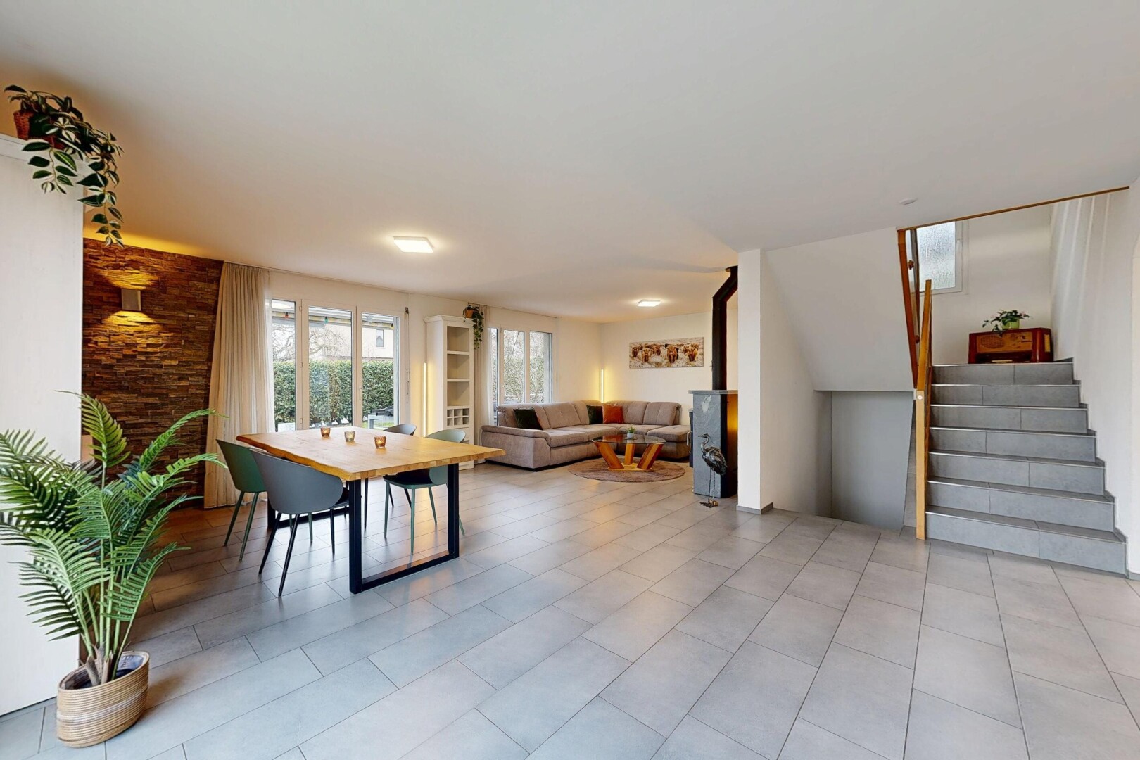 wohn- / esszimmer mit treppen, inside property, natürliches licht, natural light, und gipskartonwand