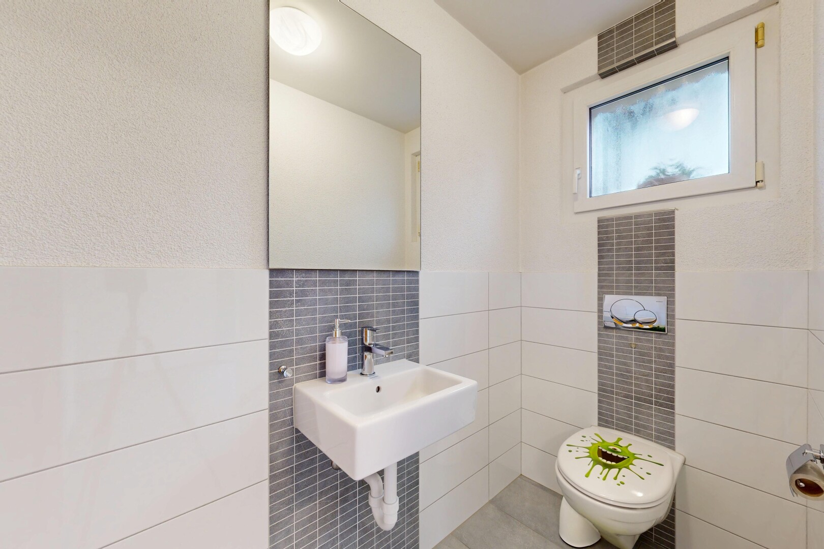 bad mit gäste-wc, natural light, natürliches licht, inside property, und spiegel