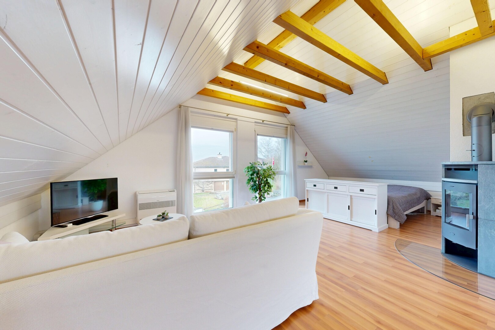 wohnzimmer mit zusätzliches zimmer, fernseher, dachschräge, vaulted ceiling, und inside property