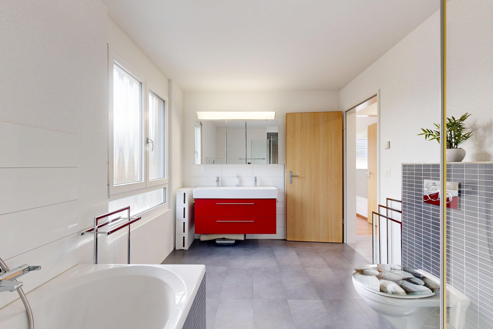 bad mit spiegel, komplettes badezimmer, schminktisch, natürliches licht, und natural light
