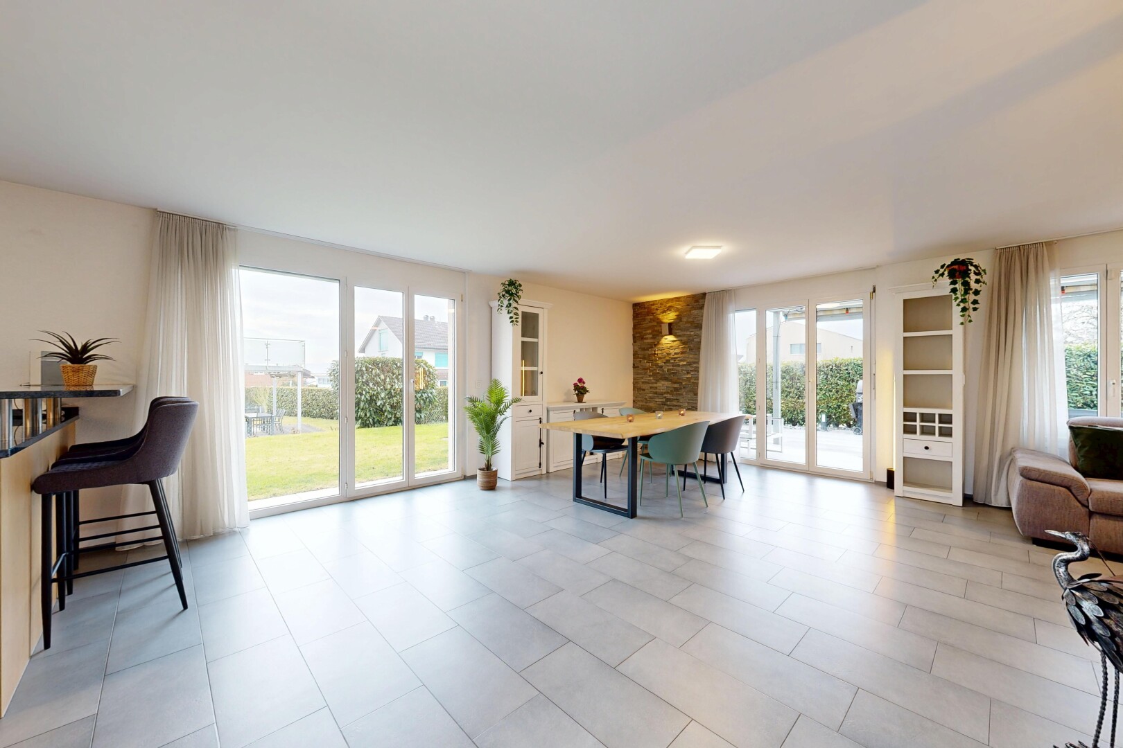 esszimmer mit inside property, natürliches licht, natural light, gipskartonwand, und drywall