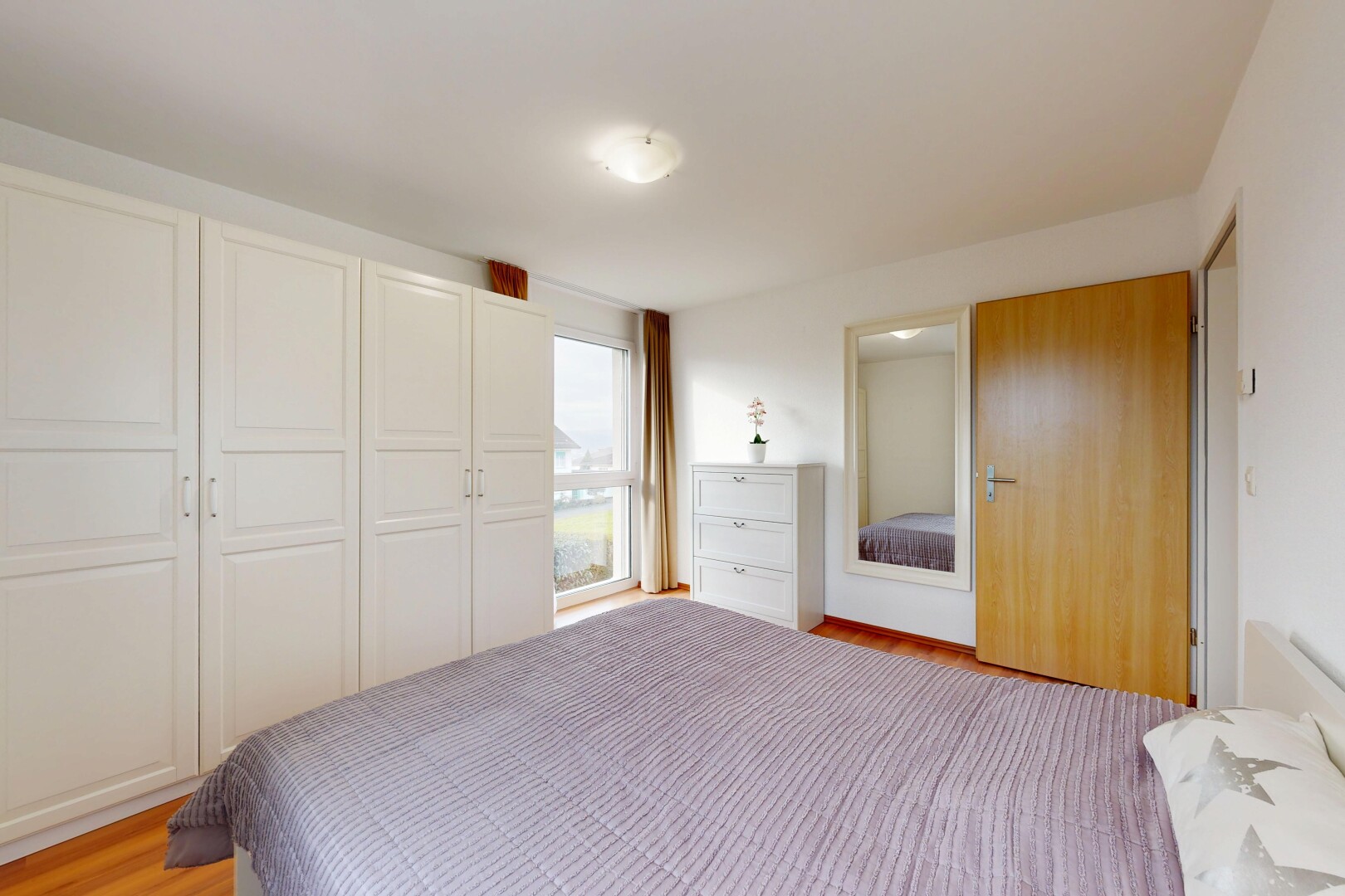 zimmer / schlafzimmer mit inside property, holzfußboden, wood finish floor, natürliches licht, und natural light