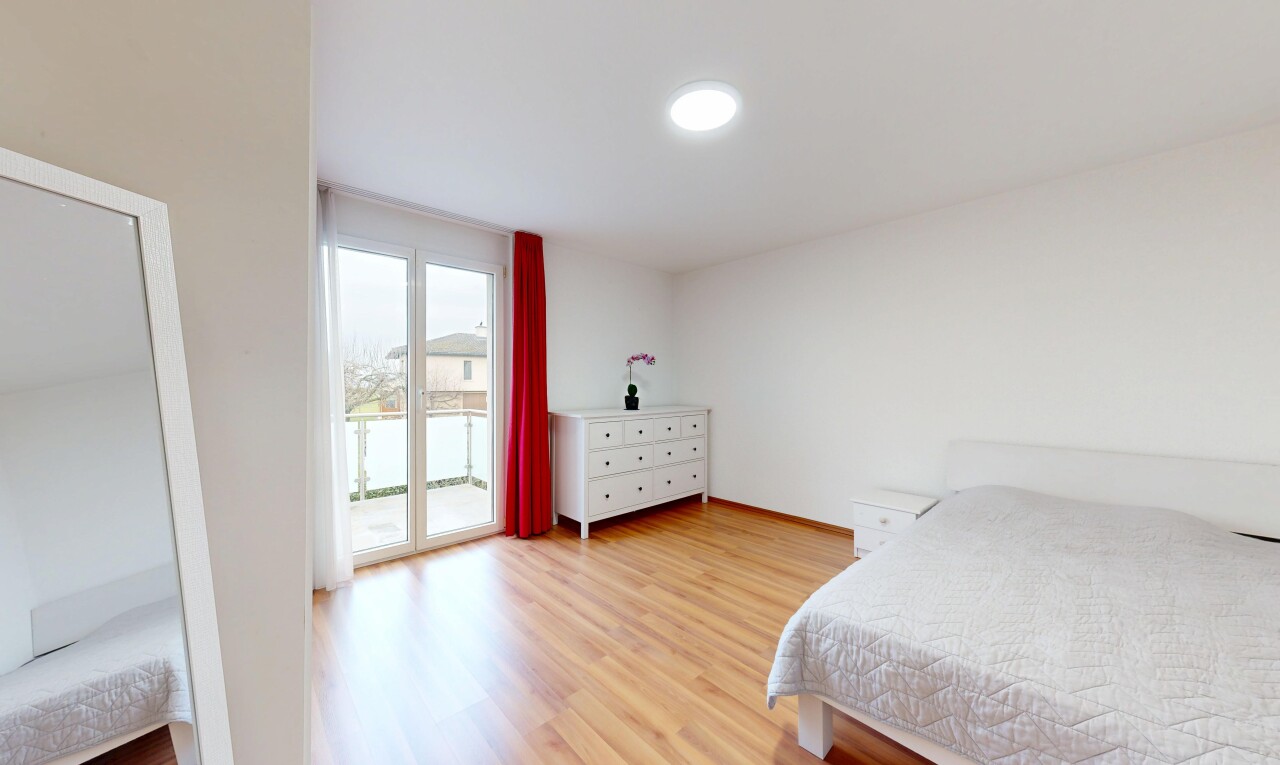 zimmer / schlafzimmer mit natural light, natürliches licht, drywall, gipskartonwand, und inside property