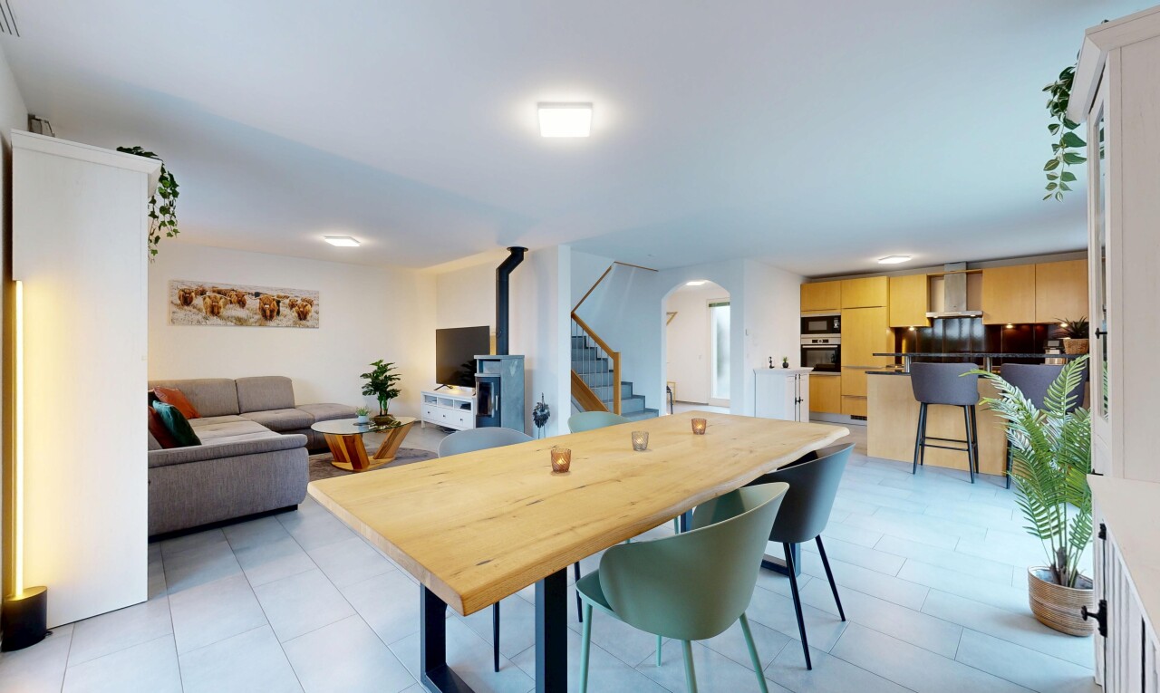 wohn- / esszimmer mit inside property, gipskartonwand, drywall, gewölbte gehwege, und treppen