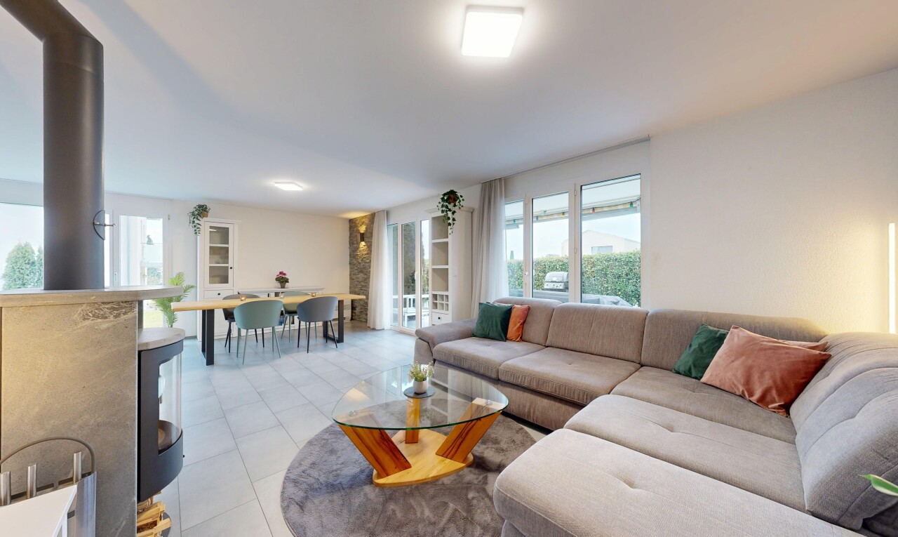 wohn- / esszimmer mit gipskartonwand, drywall, inside property, fliesenboden, und tile floor