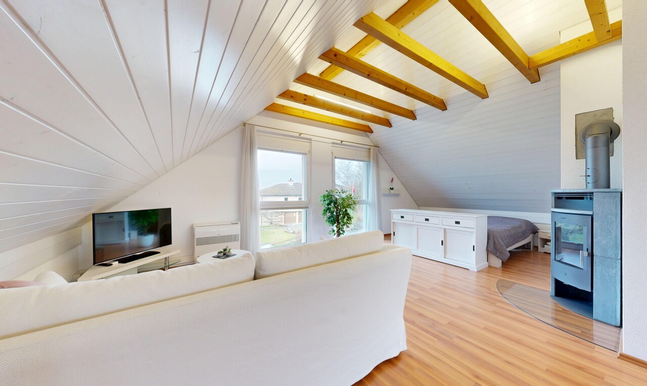 wohnzimmer mit zusätzliches zimmer, fernseher, dachschräge, vaulted ceiling, und inside property