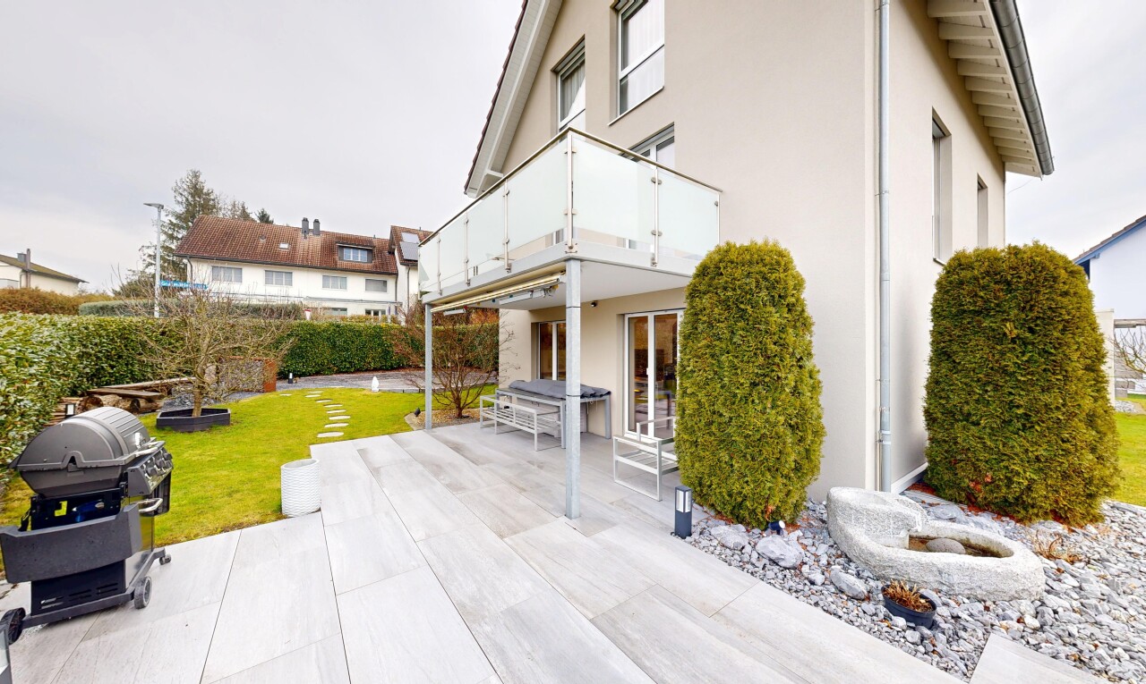 außenansicht mit overcast, terrasse, balkon, stuckverkleidung, und rasen