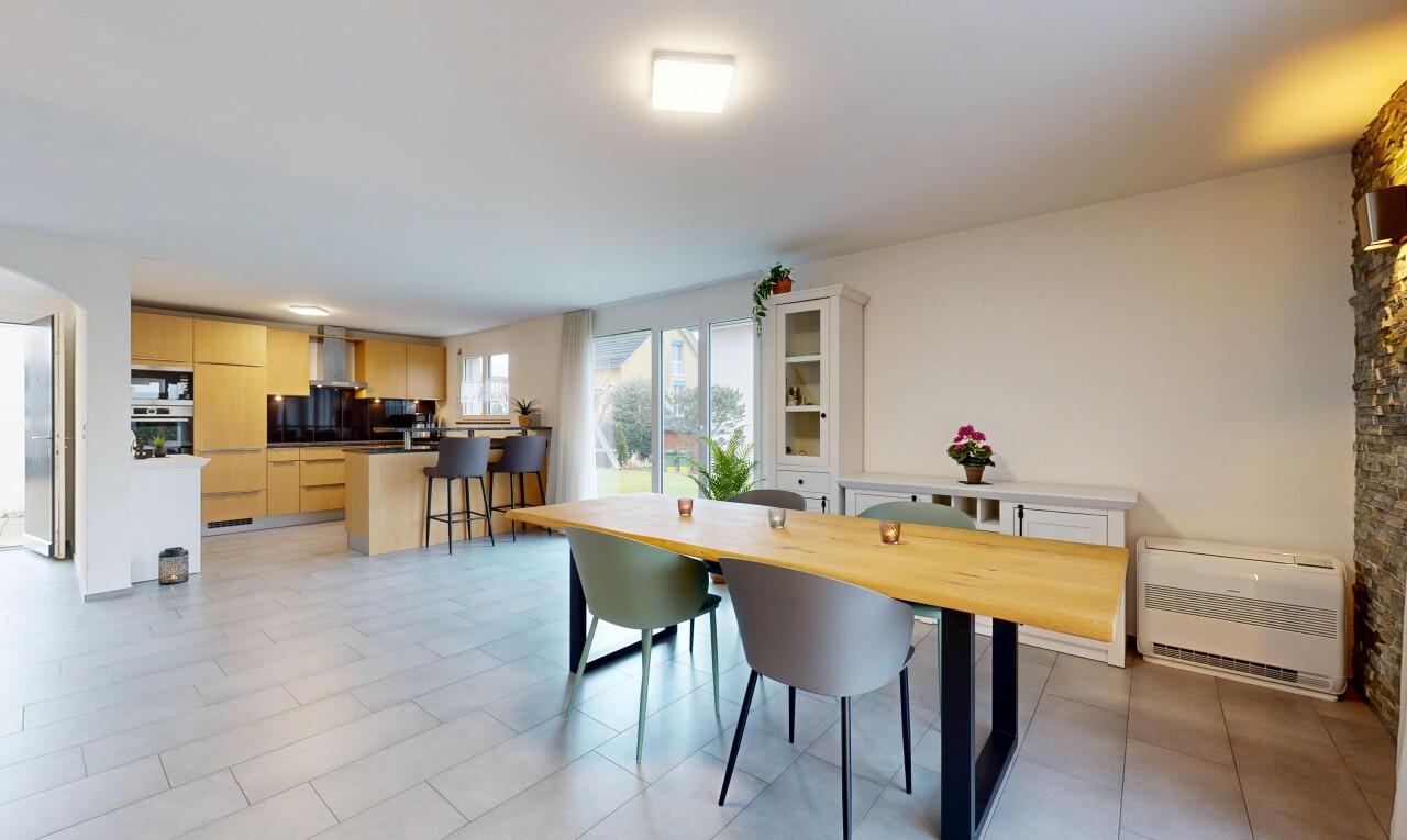 esszimmer mit inside property, natural light, natürliches licht, light floor, und drywall