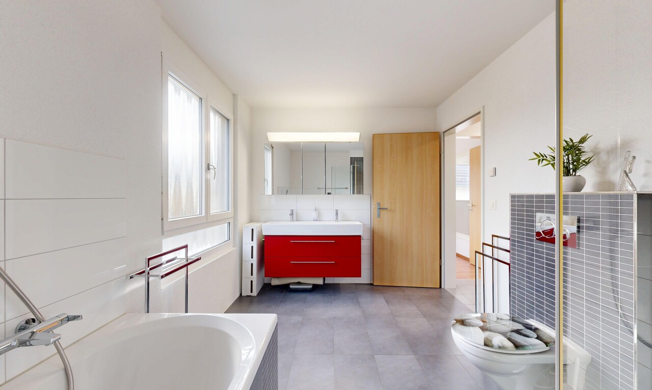 bad mit spiegel, komplettes badezimmer, schminktisch, natürliches licht, und natural light