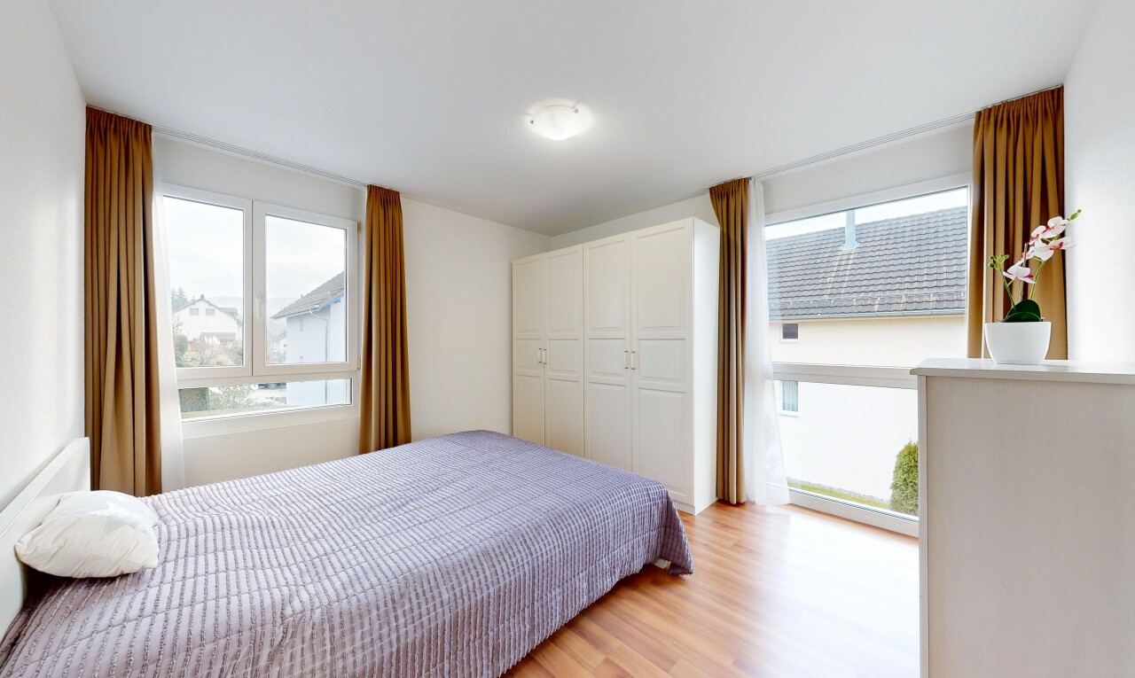 zimmer / schlafzimmer mit wood finish floor, holzfußboden, inside property, drywall, und gipskartonwand