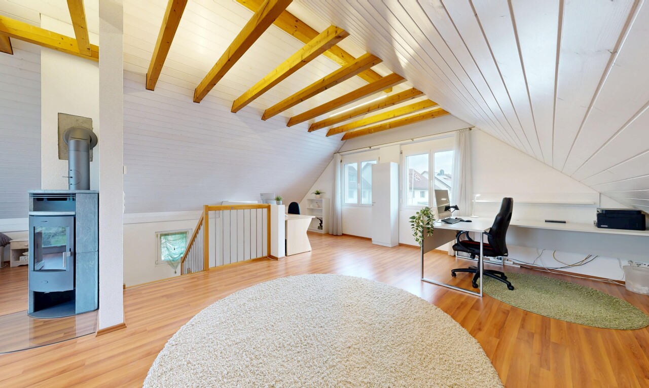 büro mit wood finish floor, holzfußboden, vaulted ceiling, dachschräge, und natural light