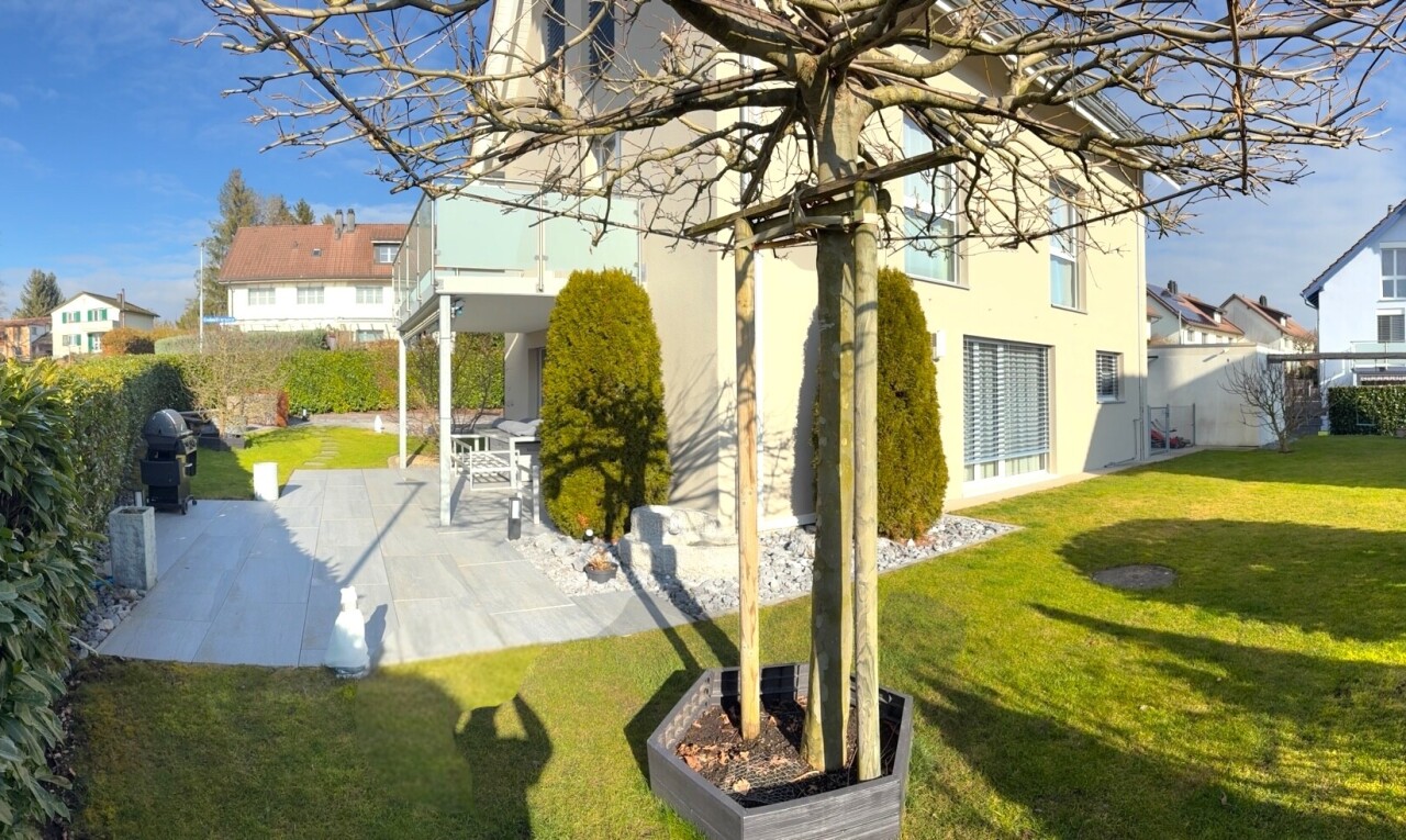 außenansicht mit day time, rasen, property visible, stuckverkleidung, und terrasse