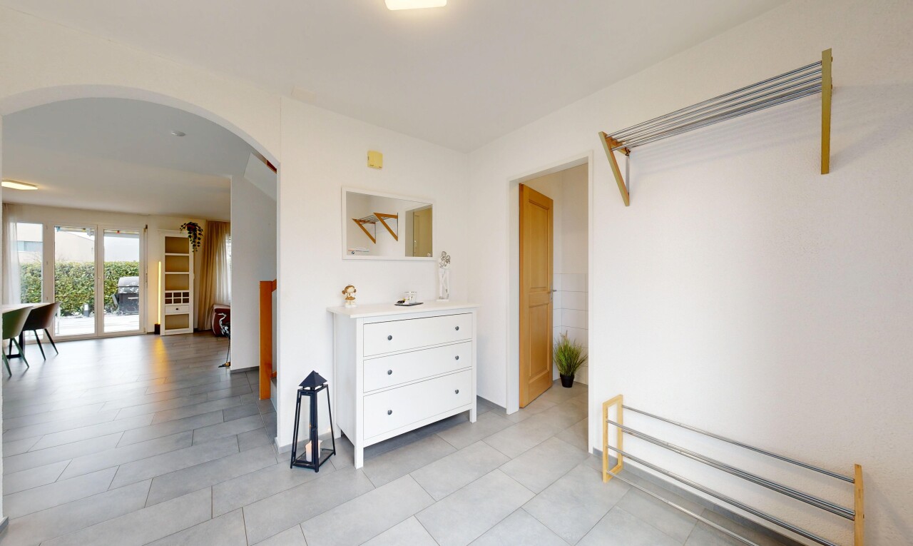 leerer raum mit gewölbte gehwege, natürliches licht, natural light, inside property, und gipskartonwand