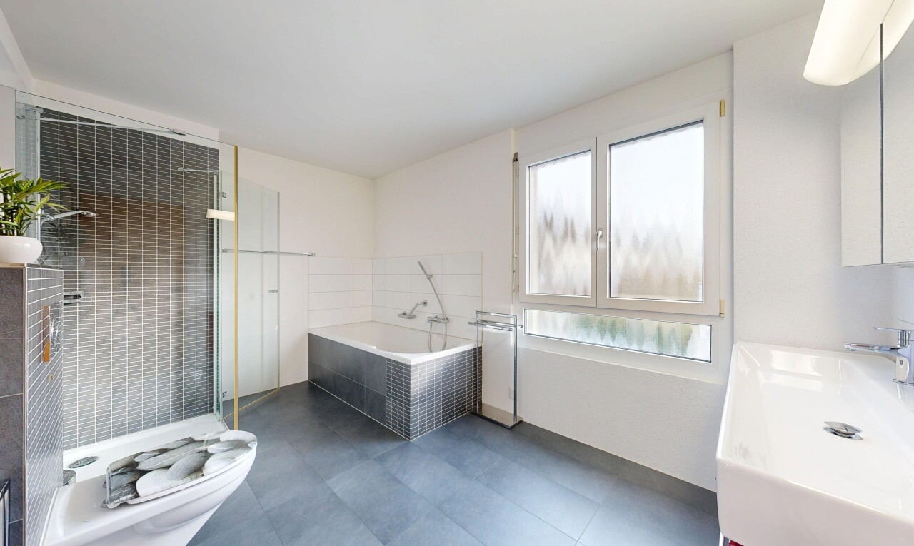 bad mit komplettes badezimmer, dark floor, inside property, dusche, und natürliches licht