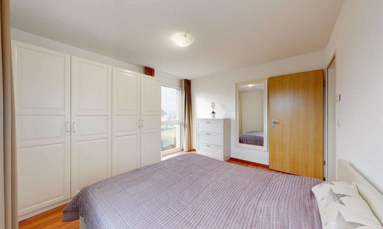 zimmer / schlafzimmer mit inside property, holzfußboden, wood finish floor, natürliches licht, und natural light