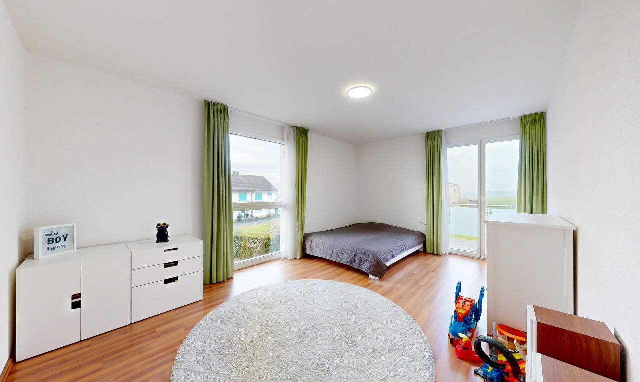zimmer / schlafzimmer mit holzfußboden, wood finish floor, gipskartonwand, drywall, und inside property