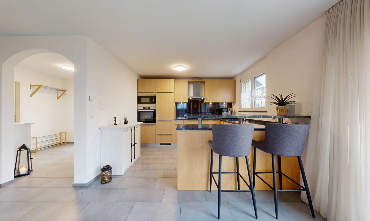 küche mit light brown cabinets, hellbraune schränke, inside property, light floor, und dark countertops