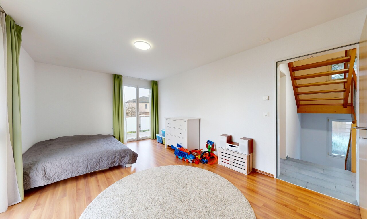 zimmer / schlafzimmer mit natürliches licht, natural light, holzfußboden, wood finish floor, und gipskartonwand
