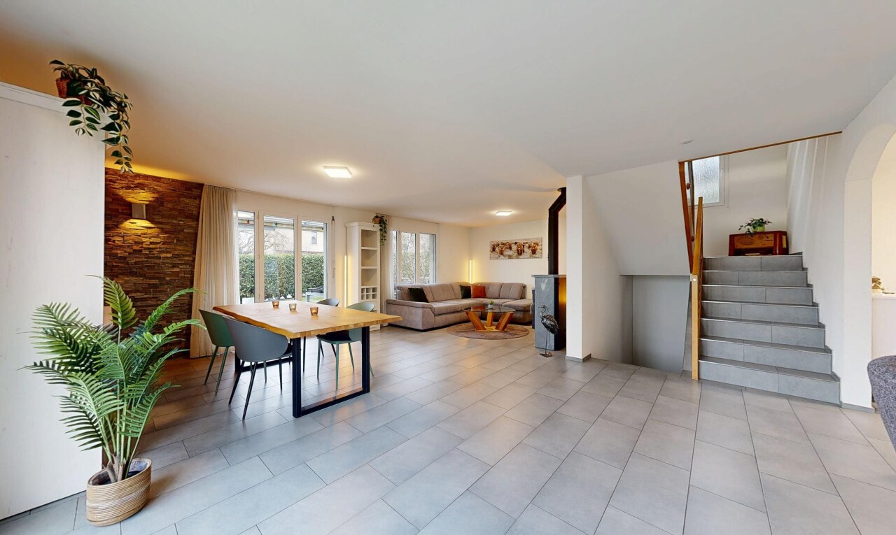 wohn- / esszimmer mit treppen, inside property, natürliches licht, natural light, und gipskartonwand