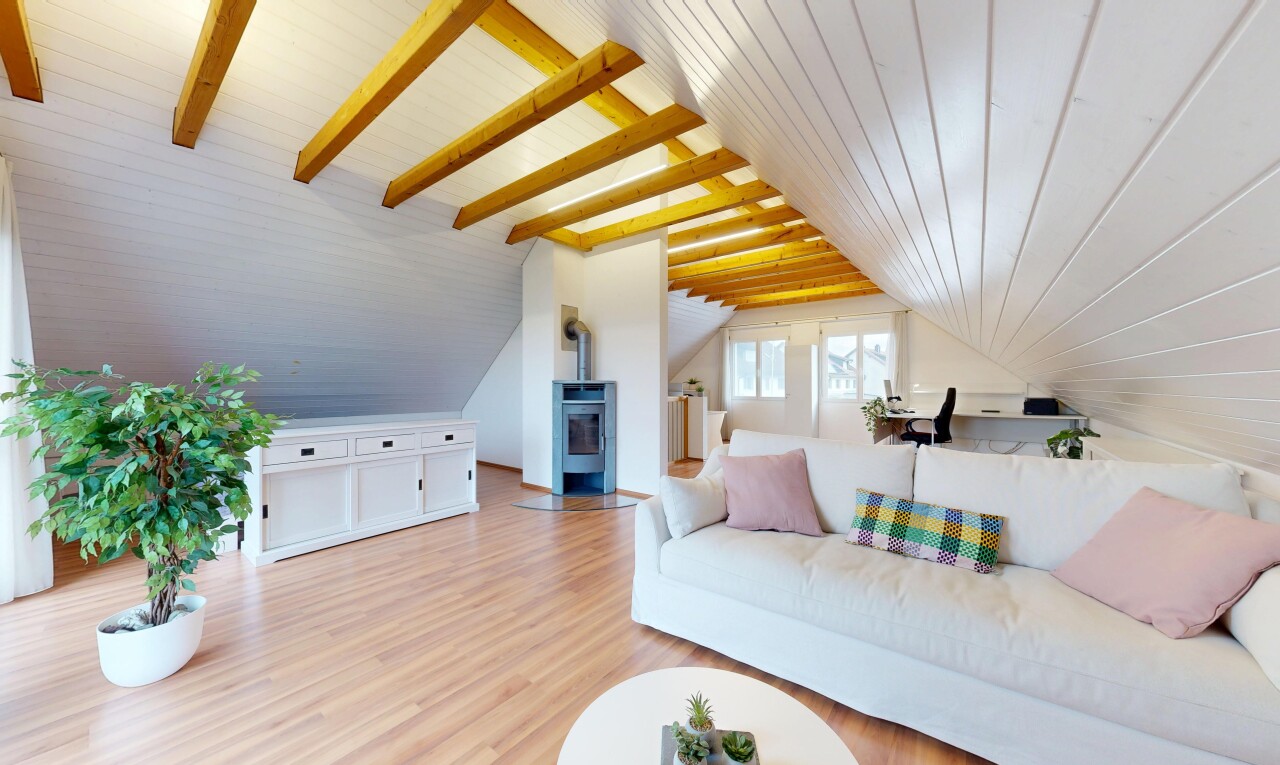wohnzimmer mit wood finish floor, holzfußboden, inside property, vaulted ceiling, und dachschräge