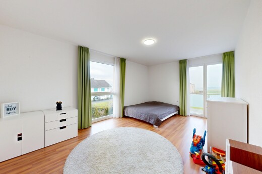 zimmer / schlafzimmer mit holzfußboden, wood finish floor, gipskartonwand, drywall, und inside property