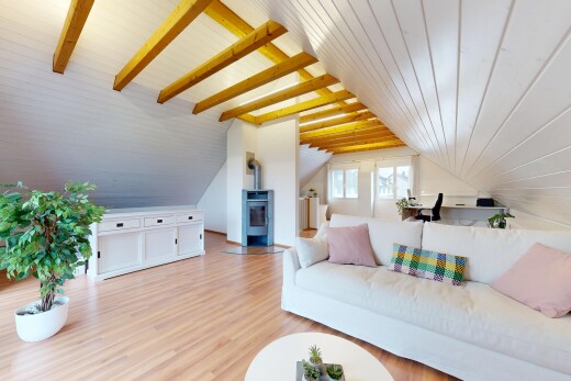 wohnzimmer mit wood finish floor, holzfußboden, inside property, vaulted ceiling, und dachschräge