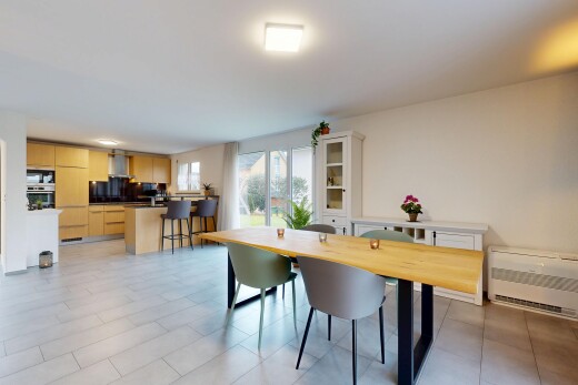 esszimmer mit inside property, natural light, natürliches licht, light floor, und drywall