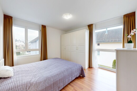 zimmer / schlafzimmer mit wood finish floor, holzfußboden, inside property, drywall, und gipskartonwand